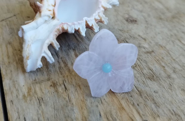 Inel reglabil cu floare din cuart roz / argint rodiat