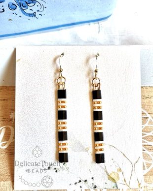 Cercei lungi Tila negru cu auriu, cercei in dungi, stil minimalist, tortite placate cu aur 14k  bijuterii lucrate manual elegante