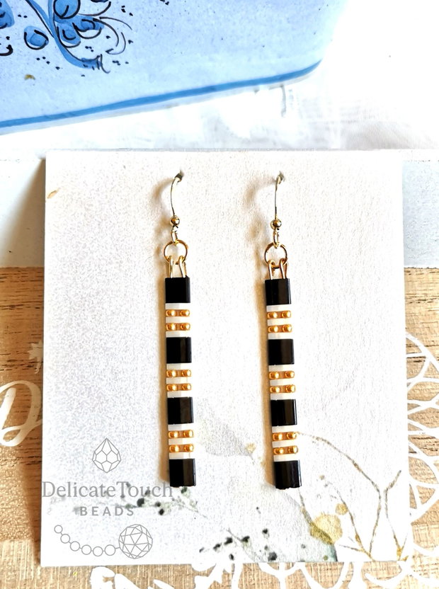 Cercei lungi Tila negru cu auriu, cercei in dungi, stil minimalist, tortite placate cu aur 14k bijuterii lucrate manual elegante