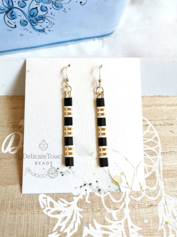 Cercei lungi Tila negru cu auriu, cercei in dungi, stil minimalist, tortite placate cu aur 14k bijuterii lucrate manual elegante