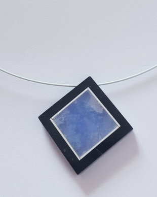 Colier cu element rombic de kyanit slefuit