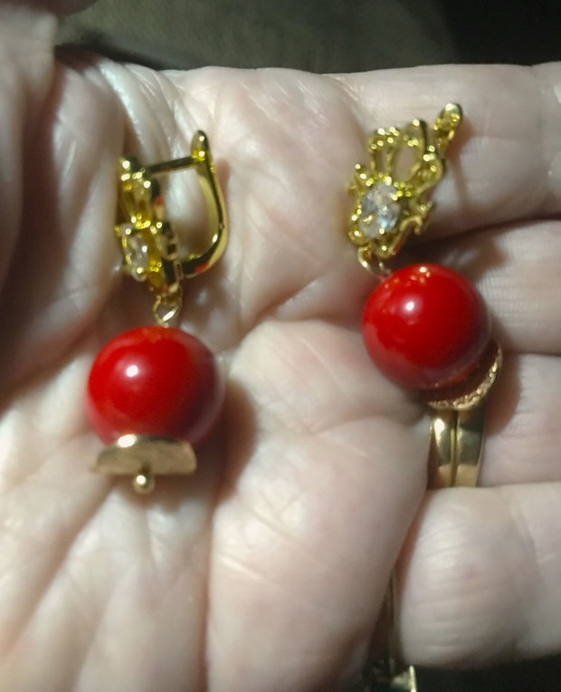 Colier si cercei din margele ceramice rosii si accesorii placate cu aur+ cercei