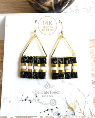 Cercei boho Alb Negru si auriu, cercei geometrici cu Tila si tortite placate cu aur 14k