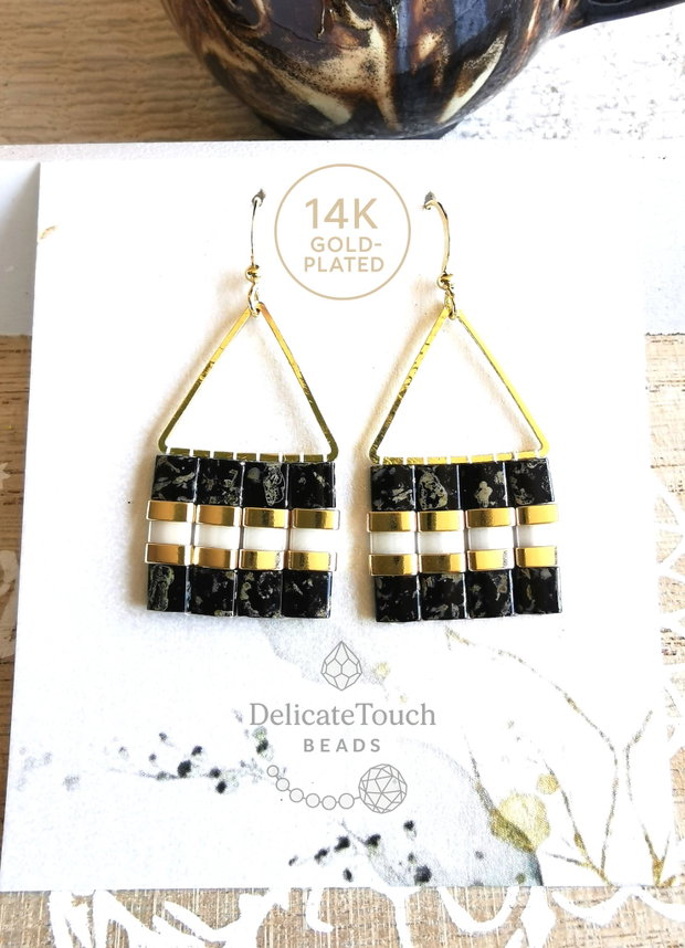 Cercei boho Alb Negru si auriu, cercei geometrici cu Tila si tortite placate cu aur 14k