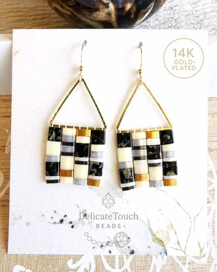 Cercei boho mozaic alb negru cu margele Miyuki Tila si tortite placate cu aur