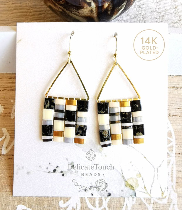 Cercei boho mozaic alb negru cu margele Miyuki Tila si tortite placate cu aur