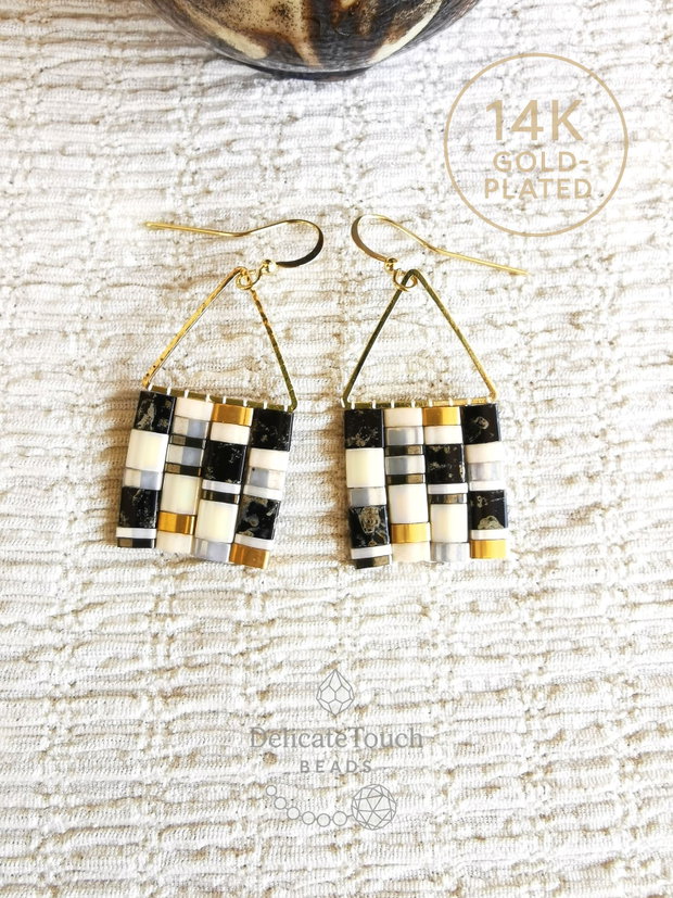 Cercei boho mozaic alb negru cu margele Miyuki Tila si tortite placate cu aur