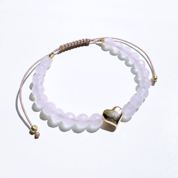 Bratara reglabila din cuart roz cu pandantiv inima auriu si accesorii metalice din otel inoxidabil