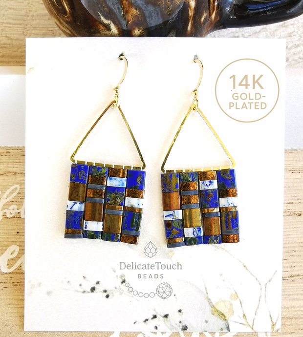 Cercei boho mozaic albastru lapis lazuli cu margele Miyuki Tila si tortite placate cu aur