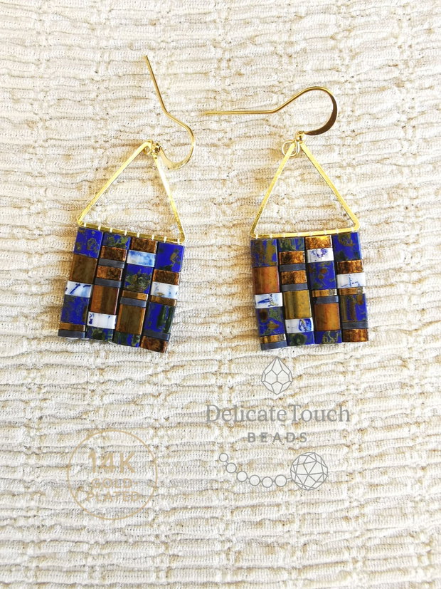 Cercei boho mozaic albastru lapis lazuli cu margele Miyuki Tila si tortite placate cu aur