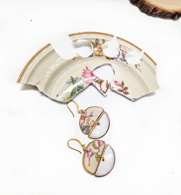 Cercei "Buchet de flori" din fragmente de portelan Rosenthal, sidef si argint placat cu aur