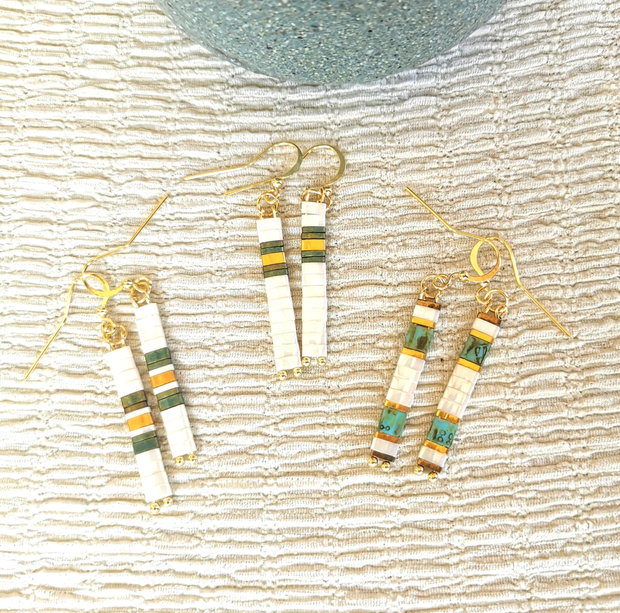 Cercei lungi Tila Verde Turcoaz Alb cu auriu, cercei in dungi, stil minimalist, tortite placate cu aur 14k, cercei simpli eleganti