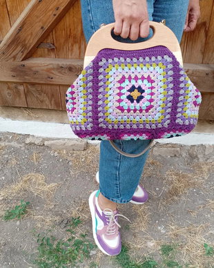 Geanta crosetata Granny Square mov