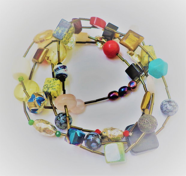 Colier handmade in stilul boho-chic din pietre semipretioase,cristale tip swarovski,margele metalice ,din sticla si ceramica