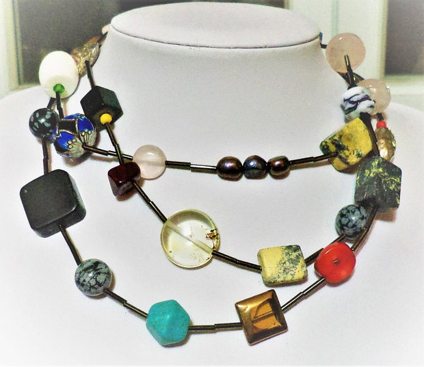 Colier handmade in stilul boho-chic din pietre semipretioase,cristale tip swarovski,margele metalice ,din sticla si ceramica