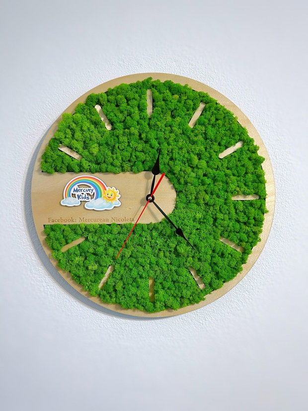 Ceas din Lemn de Plop cu Licheni Verzi Elegant, Personalizabil