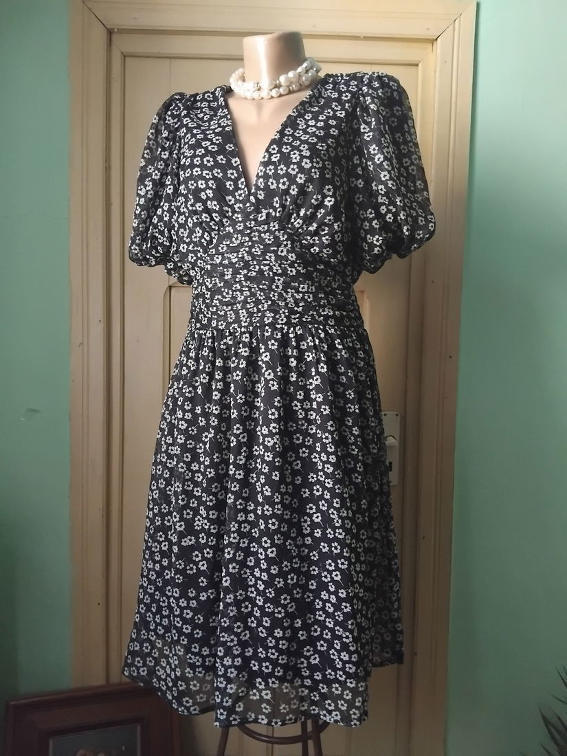 Rochie vaporoasa in alb si negru
