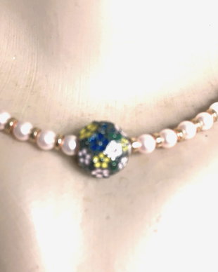 Colier cu perle roz, mici ,Swarovski si pandant o bila de argint