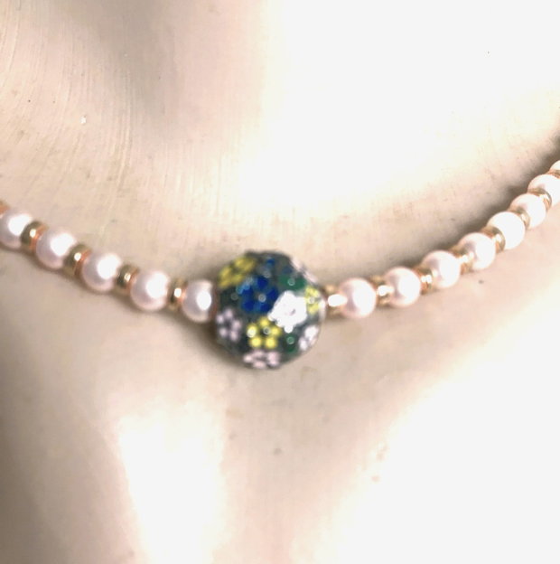 Colier cu perle roz, mici ,Swarovski si pandant o bila de argint