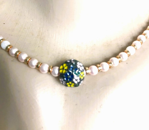 Colier cu perle roz, mici ,Swarovski si pandant o bila de argint