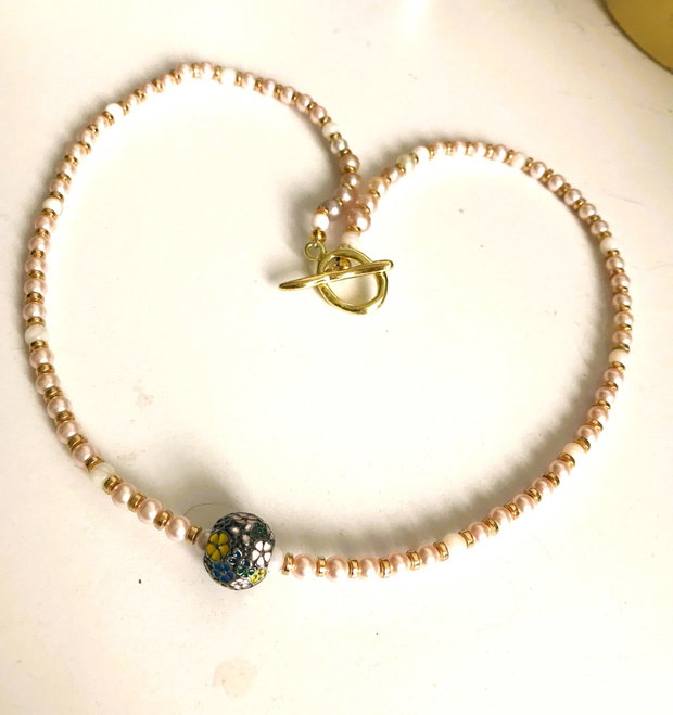 Colier cu perle roz, mici ,Swarovski si pandant o bila de argint