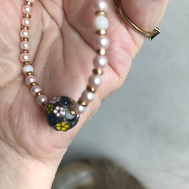 Colier cu perle roz, mici ,Swarovski si pandant o bila de argint