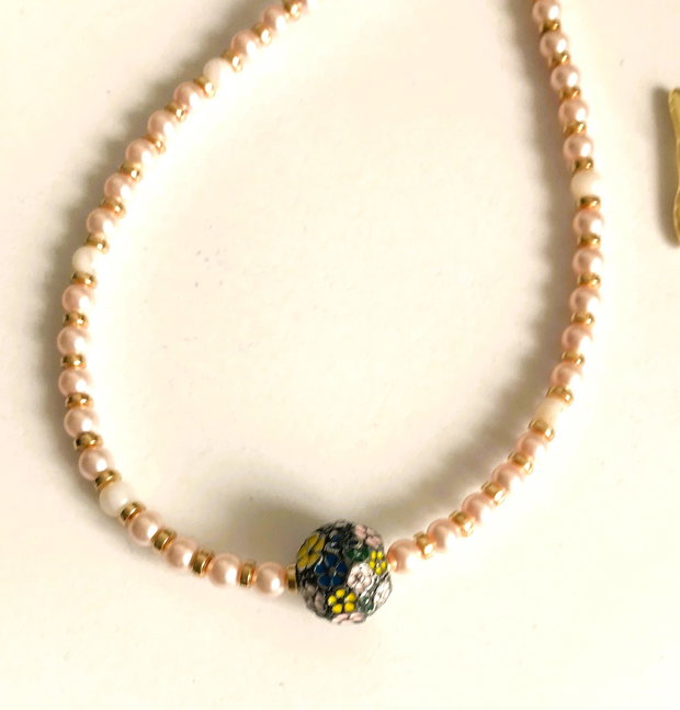 Colier cu perle roz, mici ,Swarovski si pandant o bila de argint