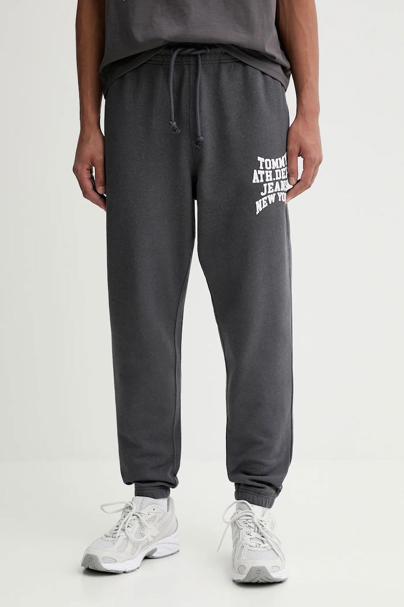 Tommy Jeans pantaloni de trening din bumbac culoarea gri, cu imprimeu, DM0DM22083
