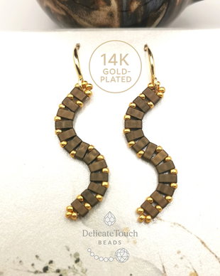 Cercei Lungi Tila forma S, bronz cu auriu tortite placate cu aur 14K, bijuterie statement boho cadou pentru ea