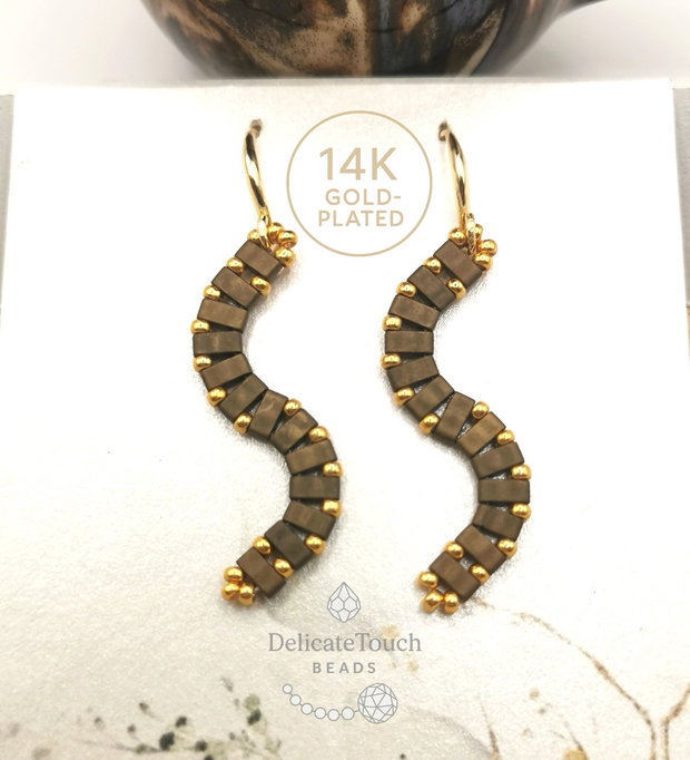 Cercei Lungi Tila forma S, bronz cu auriu tortite placate cu aur 14K, bijuterie statement boho cadou pentru ea