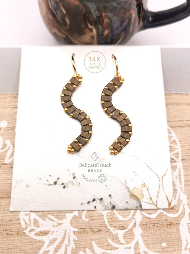 Cercei Lungi Tila forma S, bronz cu auriu tortite placate cu aur 14K, bijuterie statement boho cadou pentru ea