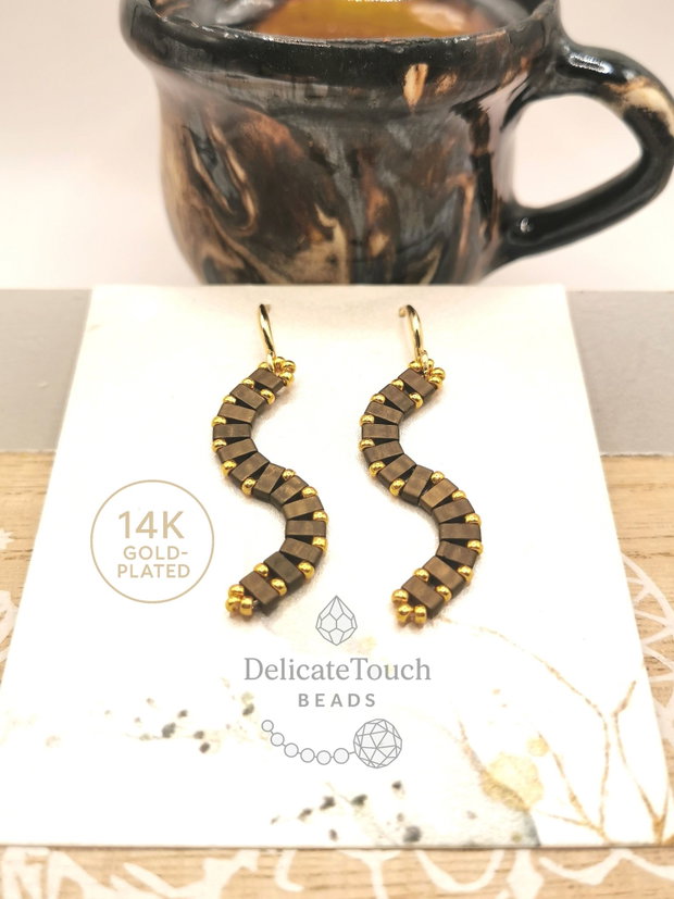 Cercei Lungi Tila forma S, bronz cu auriu tortite placate cu aur 14K, bijuterie statement boho cadou pentru ea