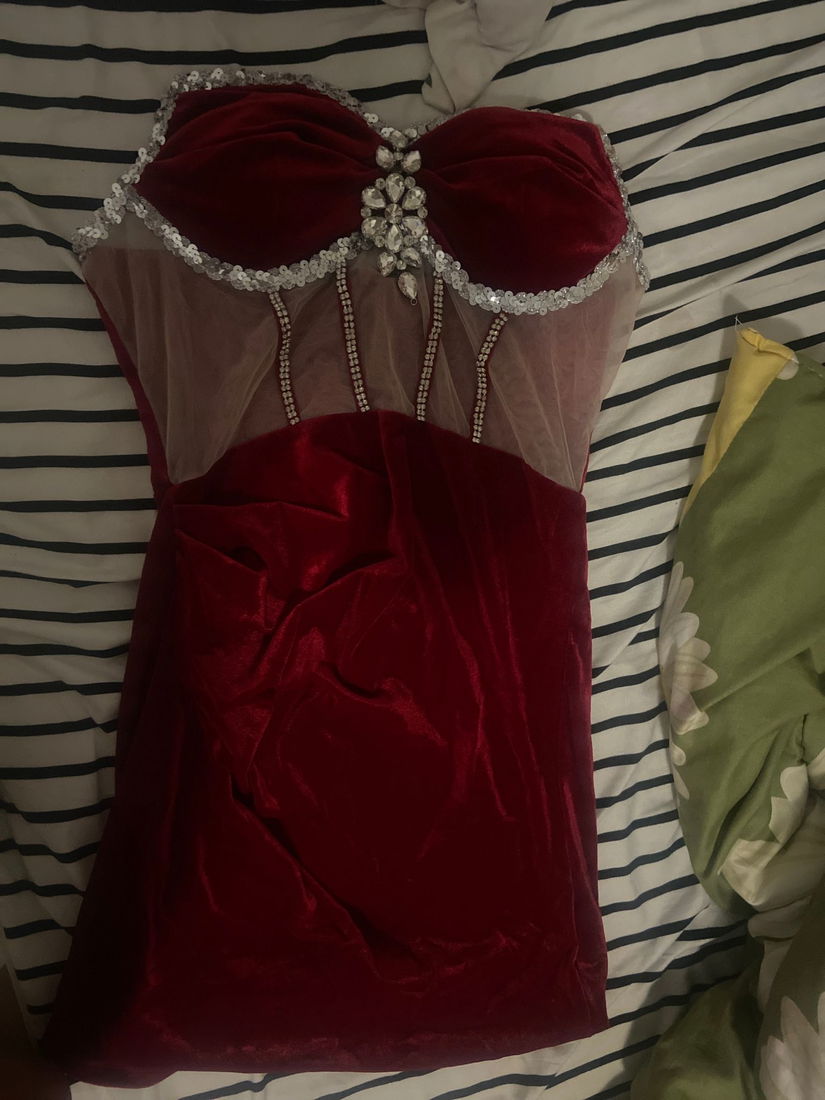 Rochia care te face să strălucești!  Nouă, nepurtată, vișinie din mătase fină, fără bretele și cu detaliu spectaculos din diamante la bust  Perfectă pentru a fi regina serii la orice eveniment    Doar 200 lei  grăbește-te, e unică!