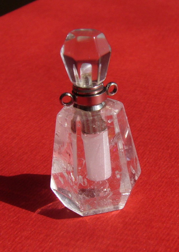 Sticluta din cristal de stanca pentru parfum sau ulei esential aprox 14x20x28 mm - 39 mm (cu capacelul)