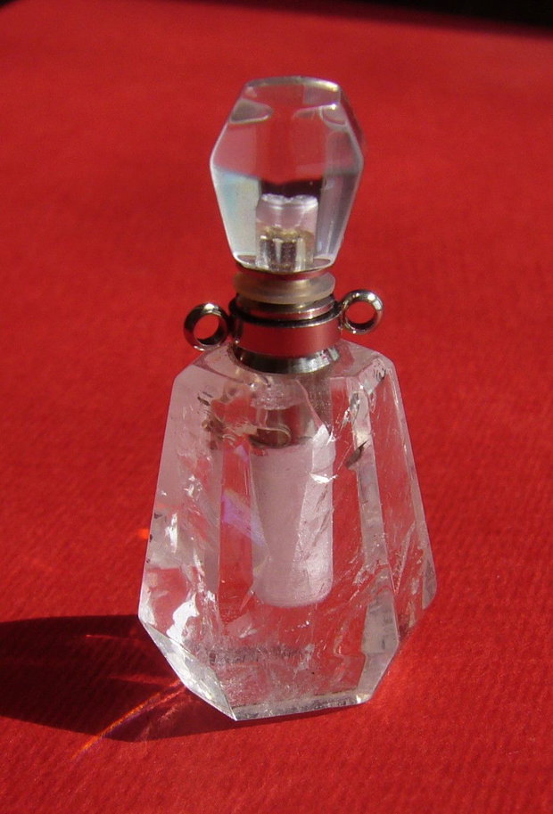 Sticluta din cristal de stanca pentru parfum sau ulei esential aprox 14x20x28 mm - 39 mm (cu capacelul)