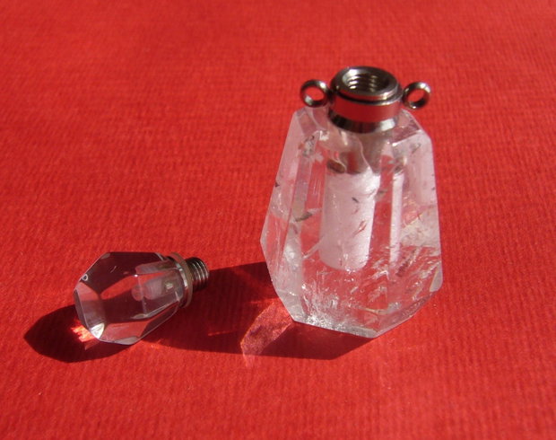 Sticluta din cristal de stanca pentru parfum sau ulei esential aprox 14x20x28 mm - 39 mm (cu capacelul)