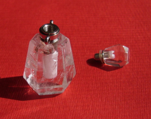 Sticluta din cristal de stanca pentru parfum sau ulei esential aprox 14x20x28 mm - 39 mm (cu capacelul)