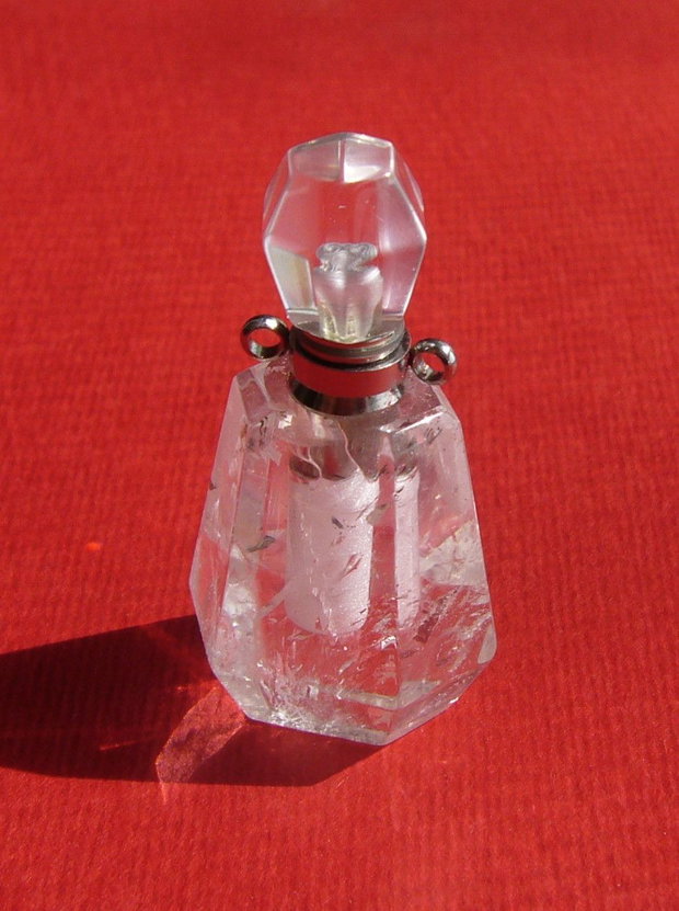 Sticluta din cristal de stanca pentru parfum sau ulei esential aprox 14x20x28 mm - 39 mm (cu capacelul)