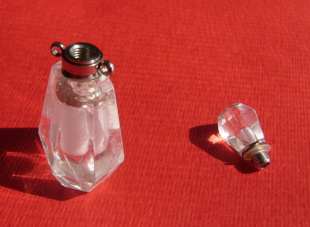 Sticluta din cristal de stanca pentru parfum sau ulei esential aprox 14x20x28 mm - 39 mm (cu capacelul)