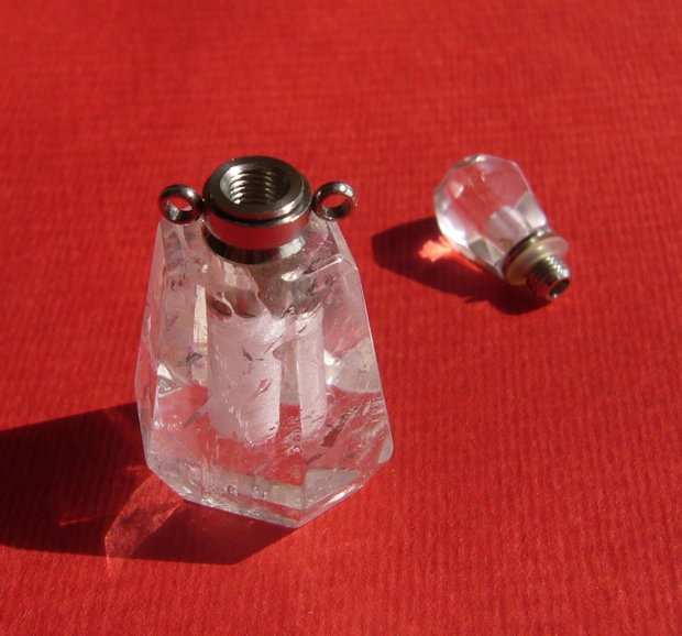 Sticluta din cristal de stanca pentru parfum sau ulei esential aprox 14x20x28 mm - 39 mm (cu capacelul)