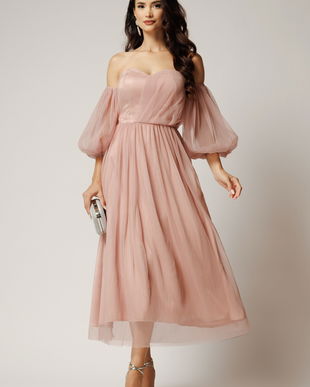 Rochie Luna lunga roz din voal plisat in clos cu umeri goi si maneci bufante