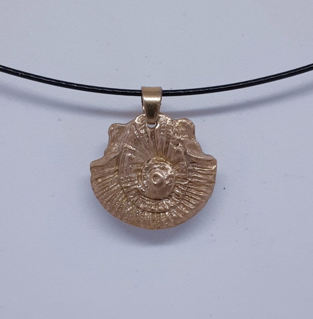 Pandantiv unicat din bronz auriu, in forma de melc marin