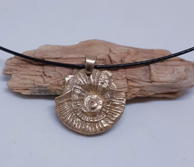 Pandantiv unicat din bronz auriu, in forma de melc marin