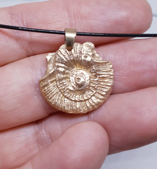 Pandantiv unicat din bronz auriu, in forma de melc marin