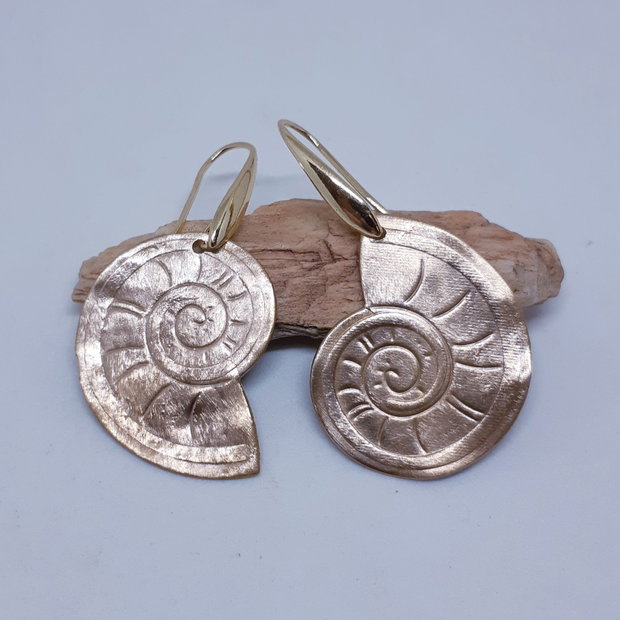 Cercei unicat din bronz auriu, in forma de amoniti
