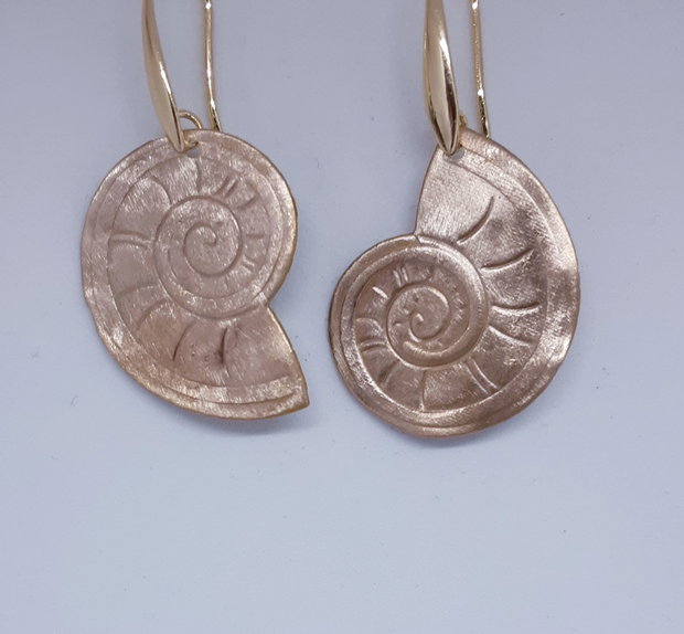 Cercei unicat din bronz auriu, in forma de amoniti