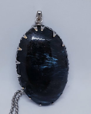 Pandantiv unicat, cu un arfvedsonit oval, in bezel argintiu