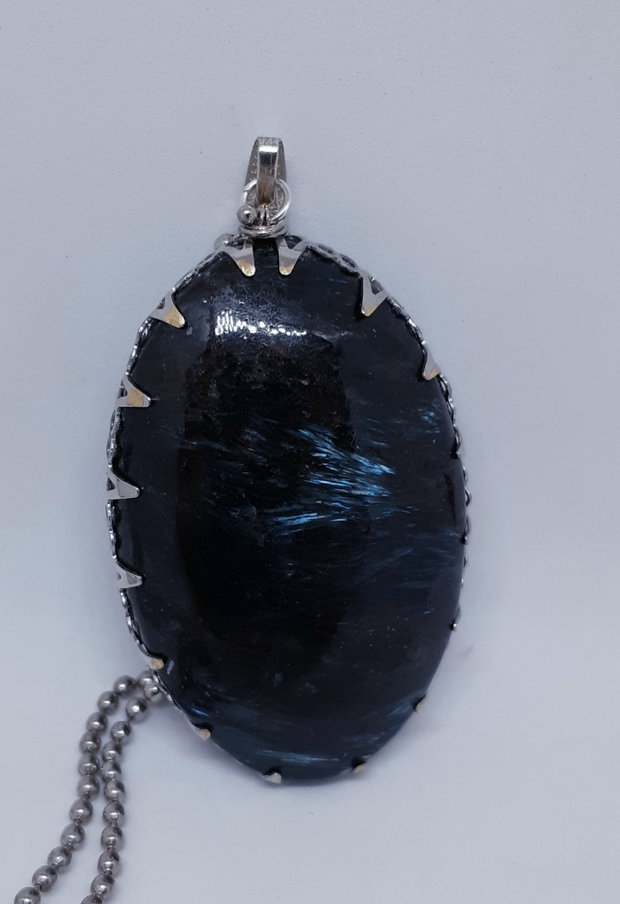 Pandantiv unicat, cu un arfvedsonit oval, in bezel argintiu