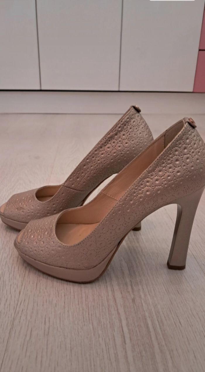 Pantofi cu toc