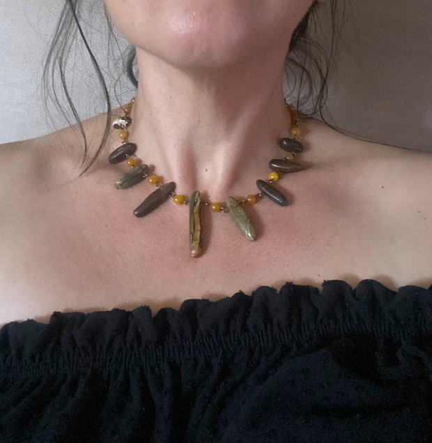 Colier la baza gatului din jasp si jad galben si accesorii metalice din alama